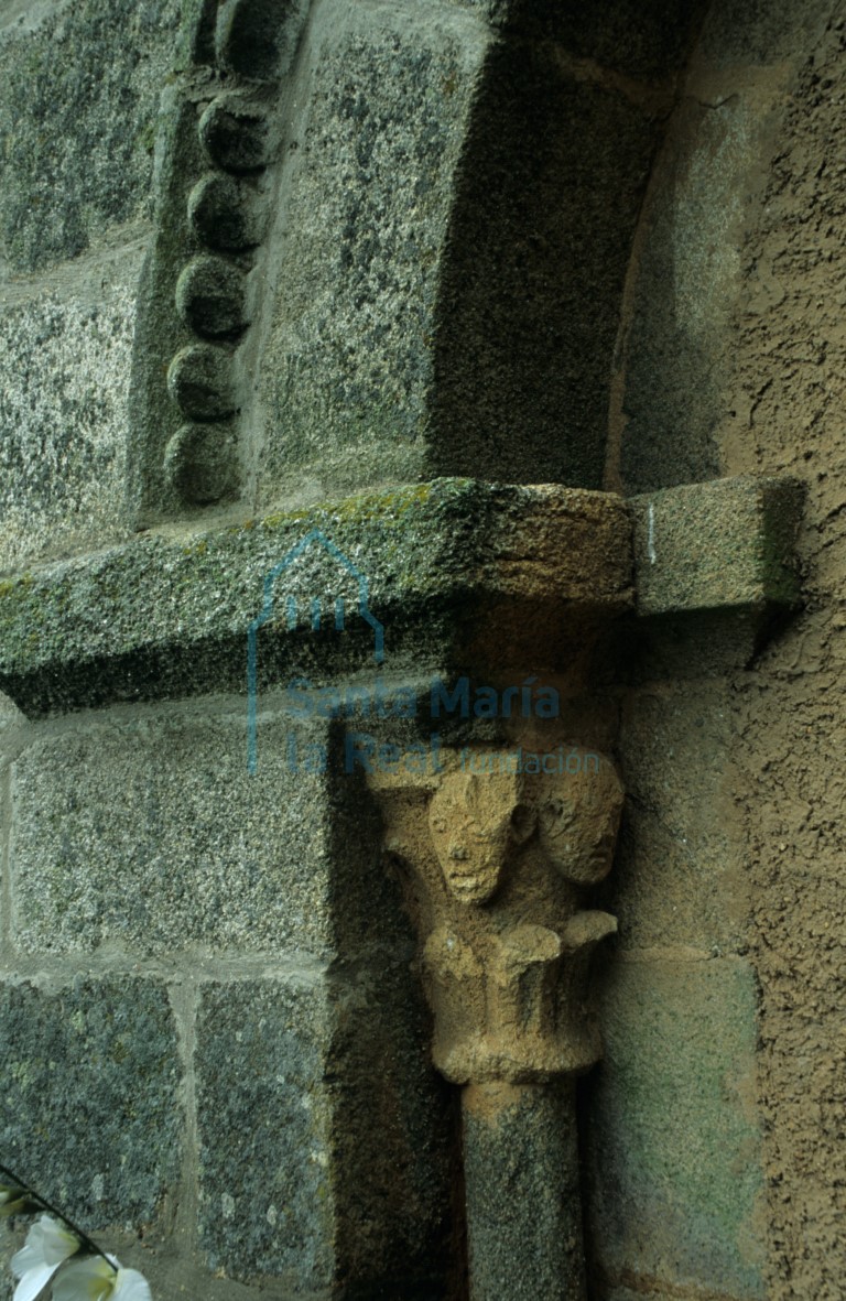 Capitel del lado izquierdo de la portada románica del muro septentrional