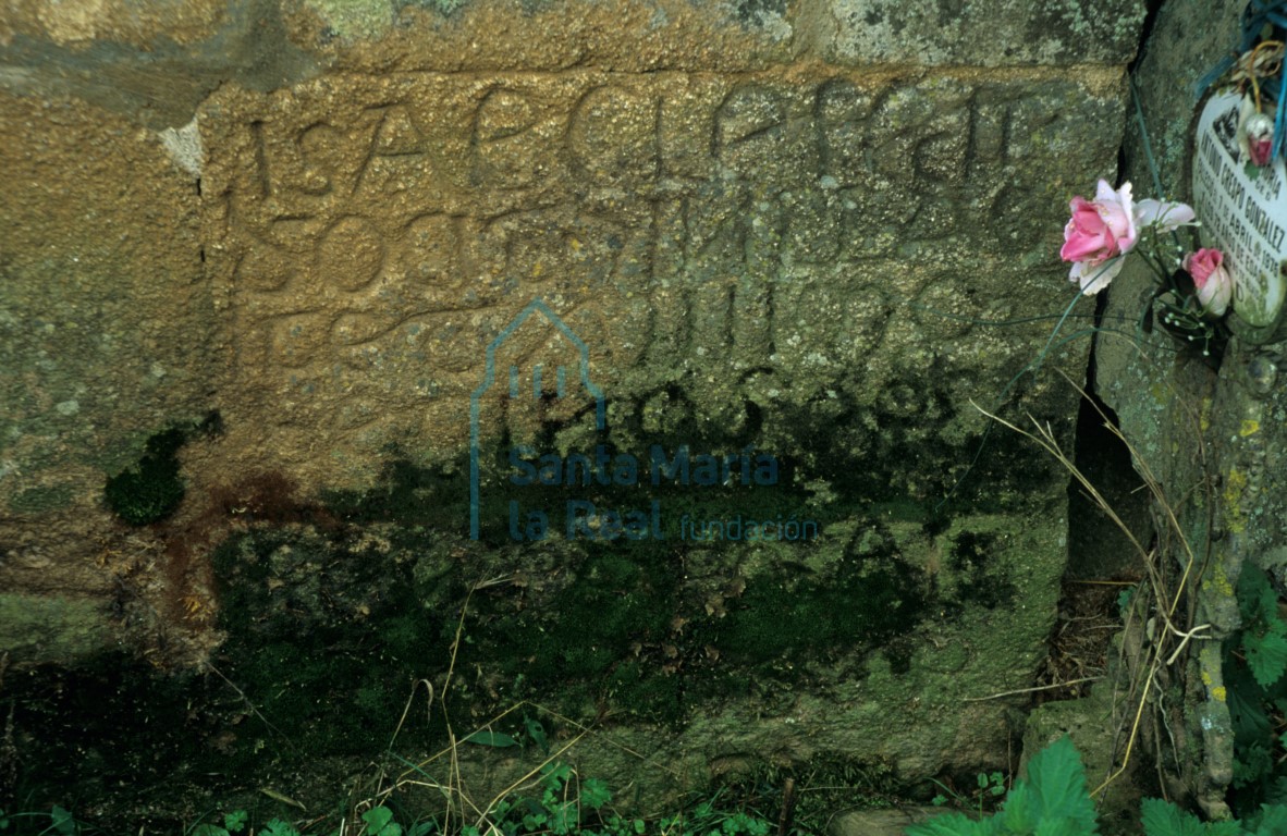 Inscripción al este de la portada románica