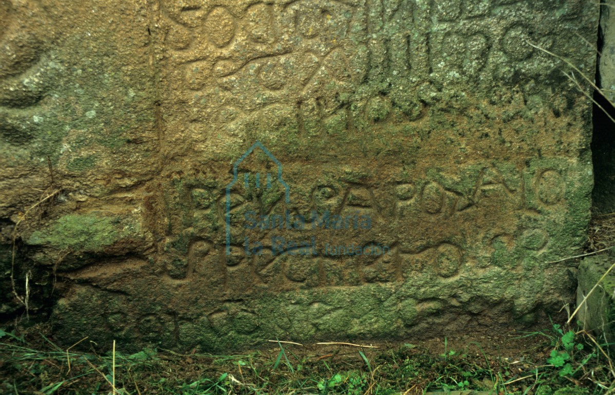 Detalle de la inscripción al este de la portada románica