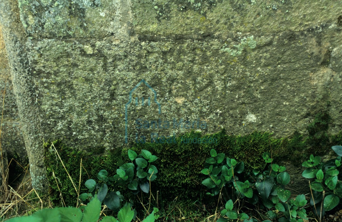 Inscripción al oeste de la portada románica