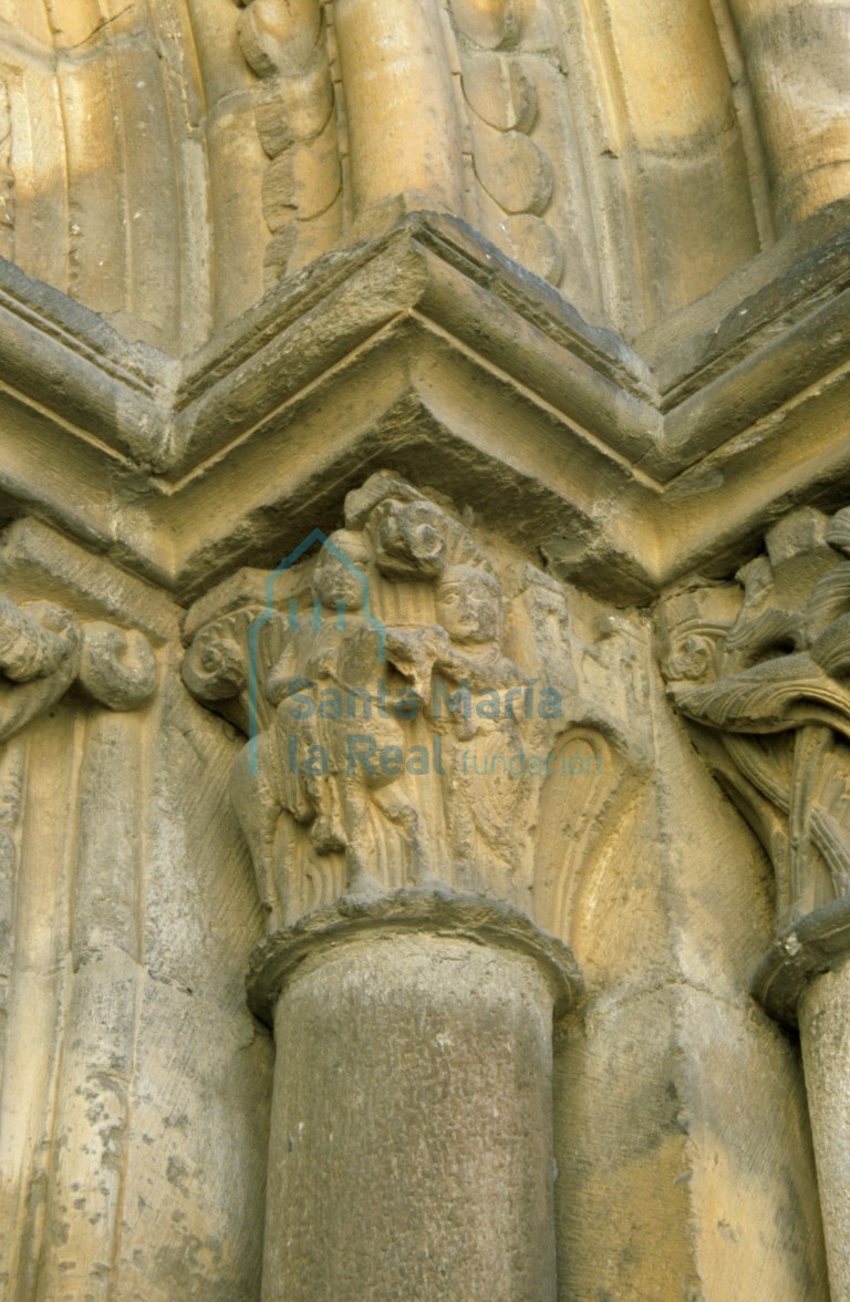 Capitel de la dama y el caballero, en la portada oeste