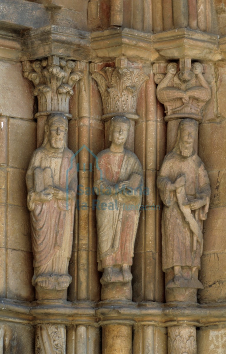 Vista de las estatuas columna del lado derecho de la portada meridiona