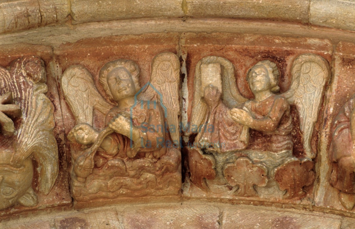 Detalle del arco de la portada meridional. Ángel turiferario y ángel con el Libro cerrado