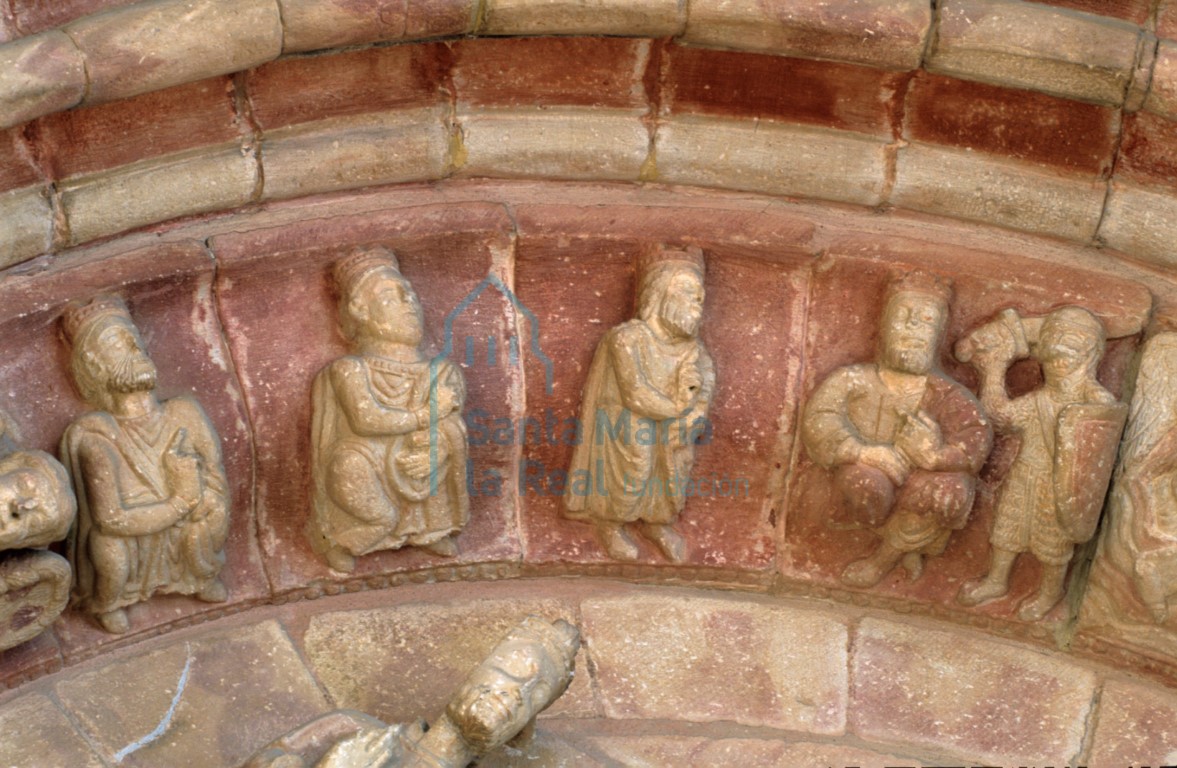 Detalle del arco de la portada meridional. Escena de los Reyes Magos frente a Herodes