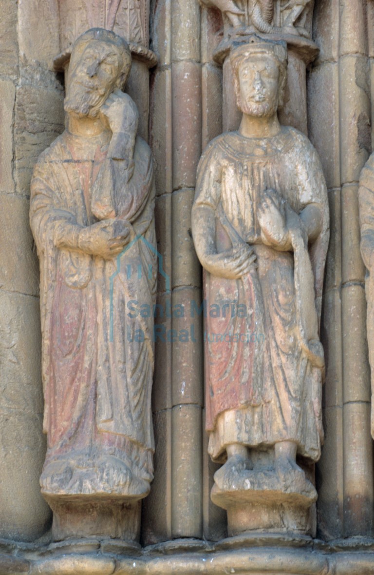 Detalle de dos estatuas-columna del lado izquierdo de la portada meridional. A la izquierda el profeta Jeremías con filacteria y a la derecha el rey Salomón o el profeta Daniel