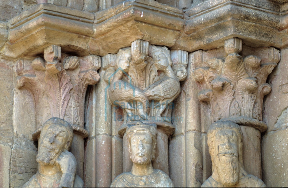 Detalle de los capiteles del lado izquierdo de la portada meridional