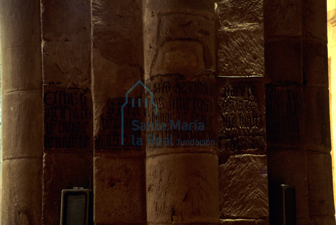 Inscripción en los anillos de las columnas adosadas al cuarto pilar del lado de la epístola, empezando por la cabecera