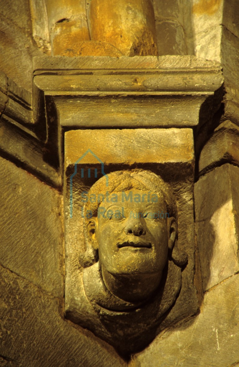 Ménsula en la nave de la epístola con decoración de un sonriente busto masculino