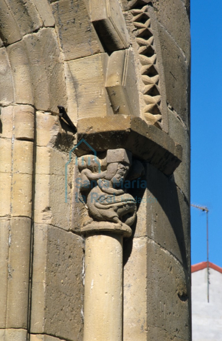 Detalle del capitel derecho en el exterior de la ventana del ábside del evangelio