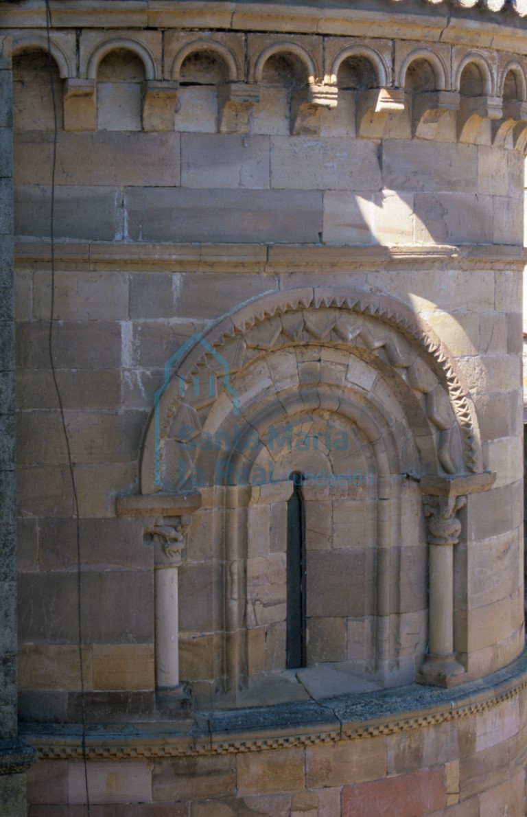 Vista de la ventana de la cabecera de la nave del evangelio en el exterior