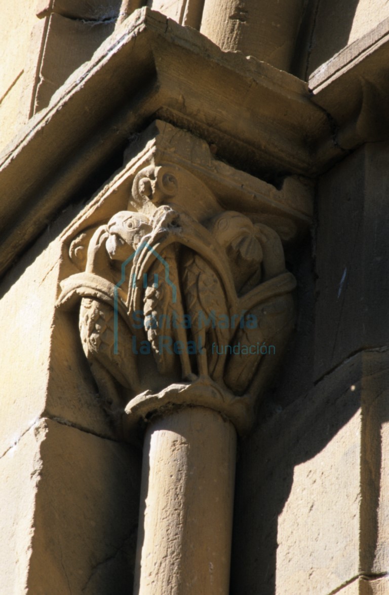 Capitel en el exterior de una ventana del ábside de la nave central. Pareja de aves enredadas en tallos