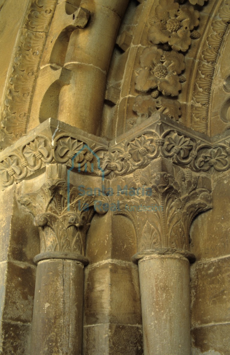 Detalle de los capiteles del lado izquierdo de la portada septentrional