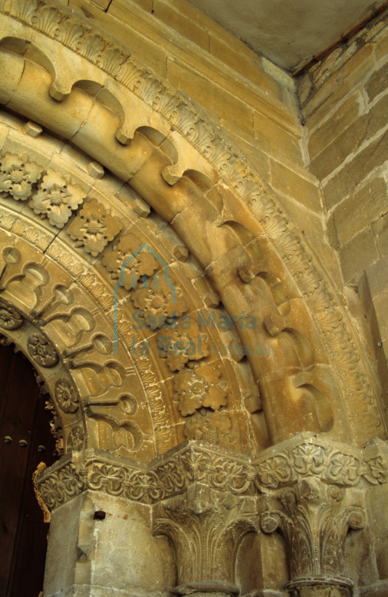 Vista de los capiteles del lado derecho de la portada septentrional y de parte del arco