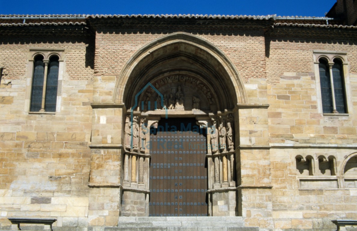 Exterior de la iglesia vista desde el sur
