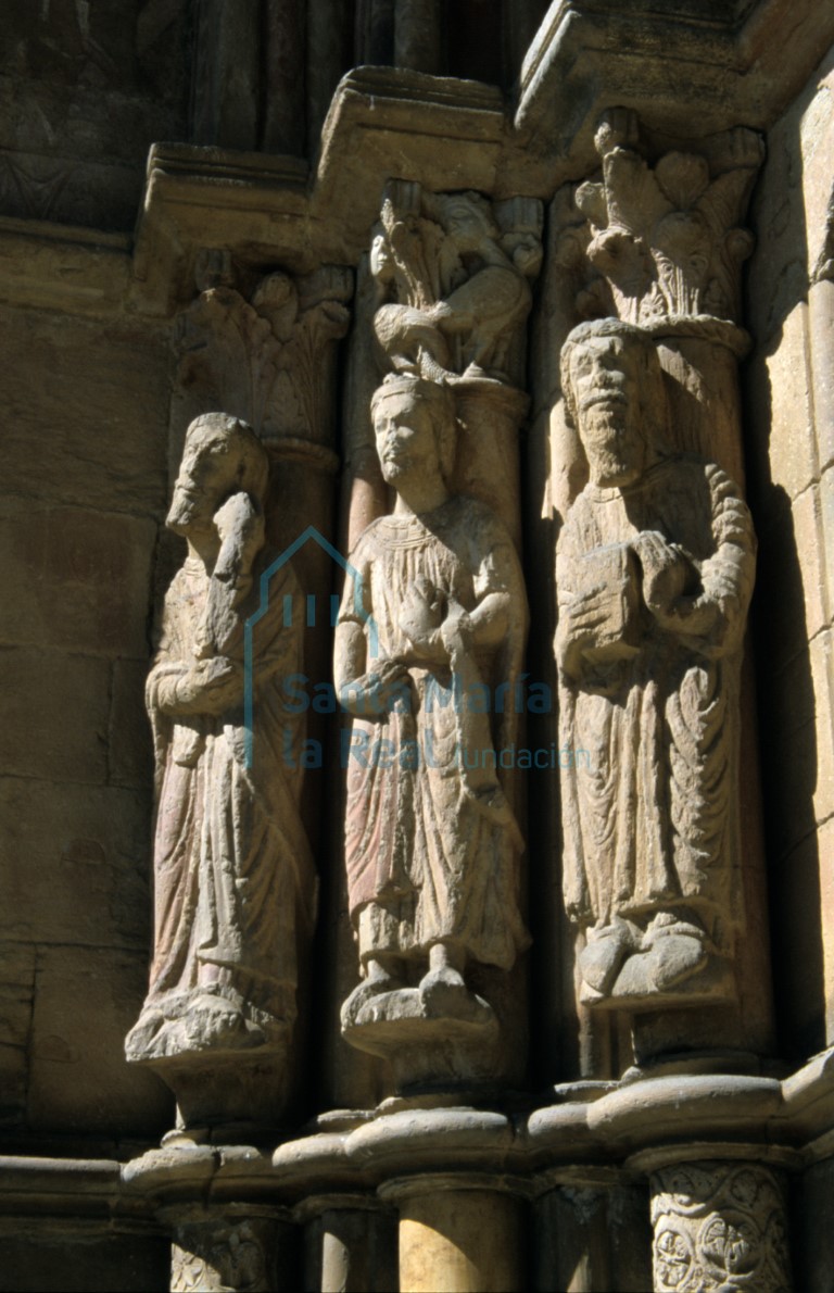 Vista de las estatuas columna del lado izquierdo de la portada meridional