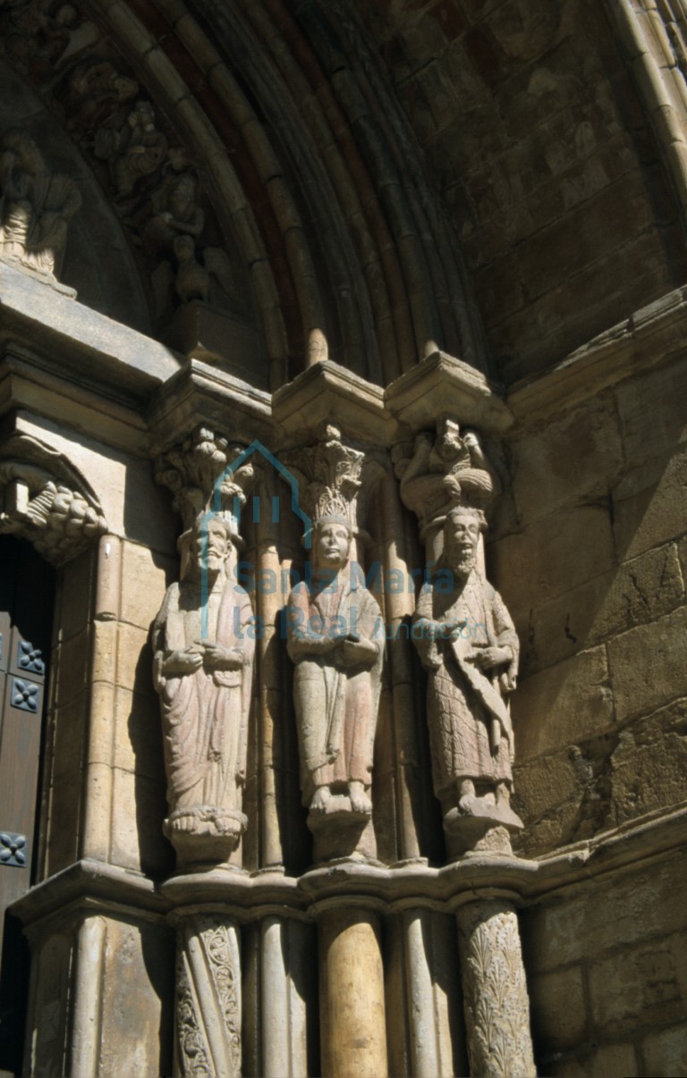 Vista de las estatuas columna del lado derecho de la portada meridional
