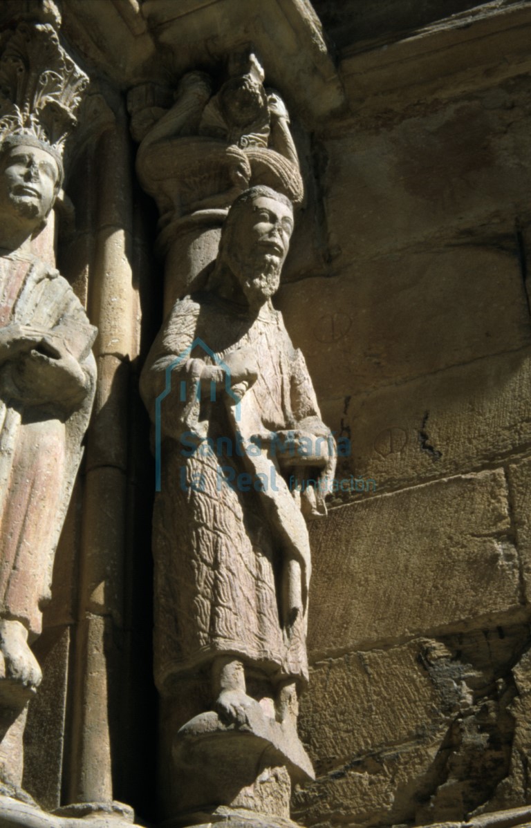 Detalle de la estatua-columna exterior del lado derecho de la portada meridional. Figura de San Juan Bautista, portando un cayado y una filacteria