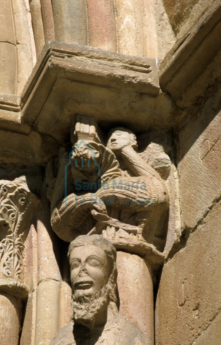 Capitel sobre la estatua de San Juan bautista. Pareja de arpías afrontadas de colas de reptil entrelazadas.