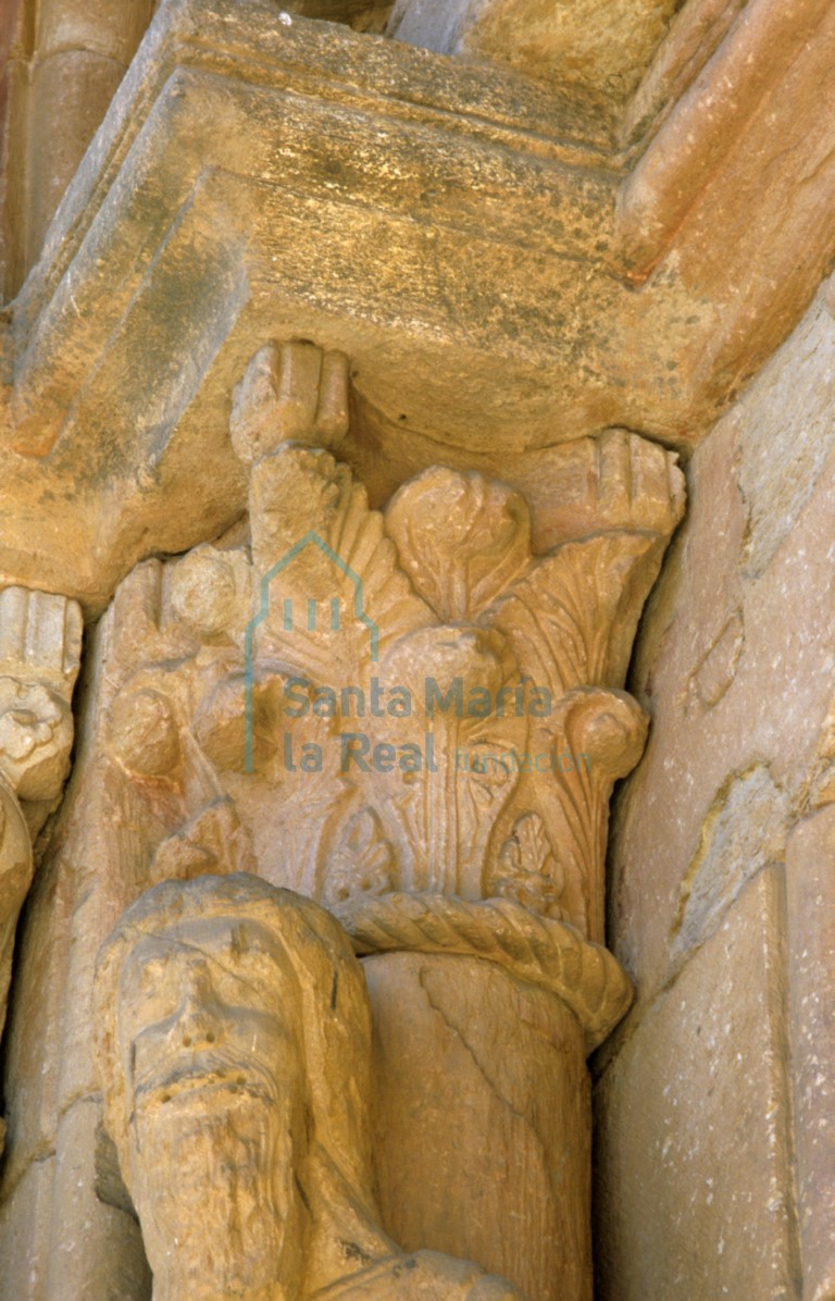 Vista del capitel interior del lado izquierdo de la portada meridional sobre la cabeza identificada como el profeta Isaías o como Santiago el Mayor