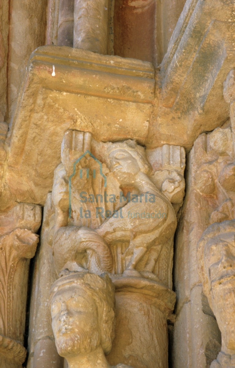 Vista del capitel central del lado izquierdo de la portada meridional sobre la cabeza identificada como el profeta el rey Salomón o como el profeta Daniel