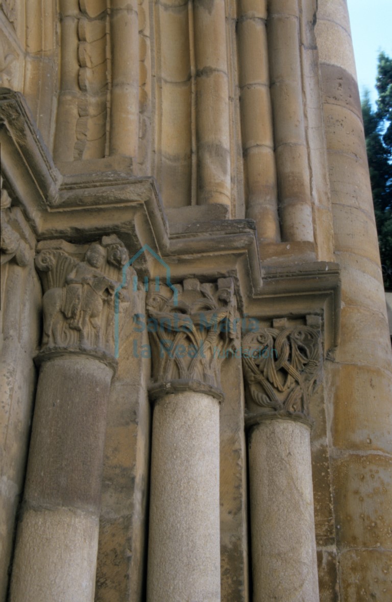 Vista de parte de las columnas del lado derecho de la portada occidental