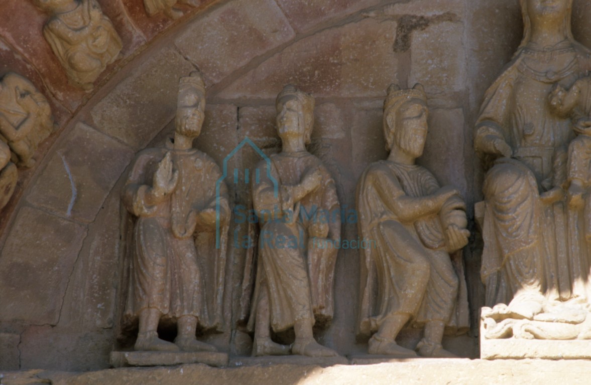 Detalle del tímpano de la portada meridional. Figuras de los tres magos en la escena de la Epifanía