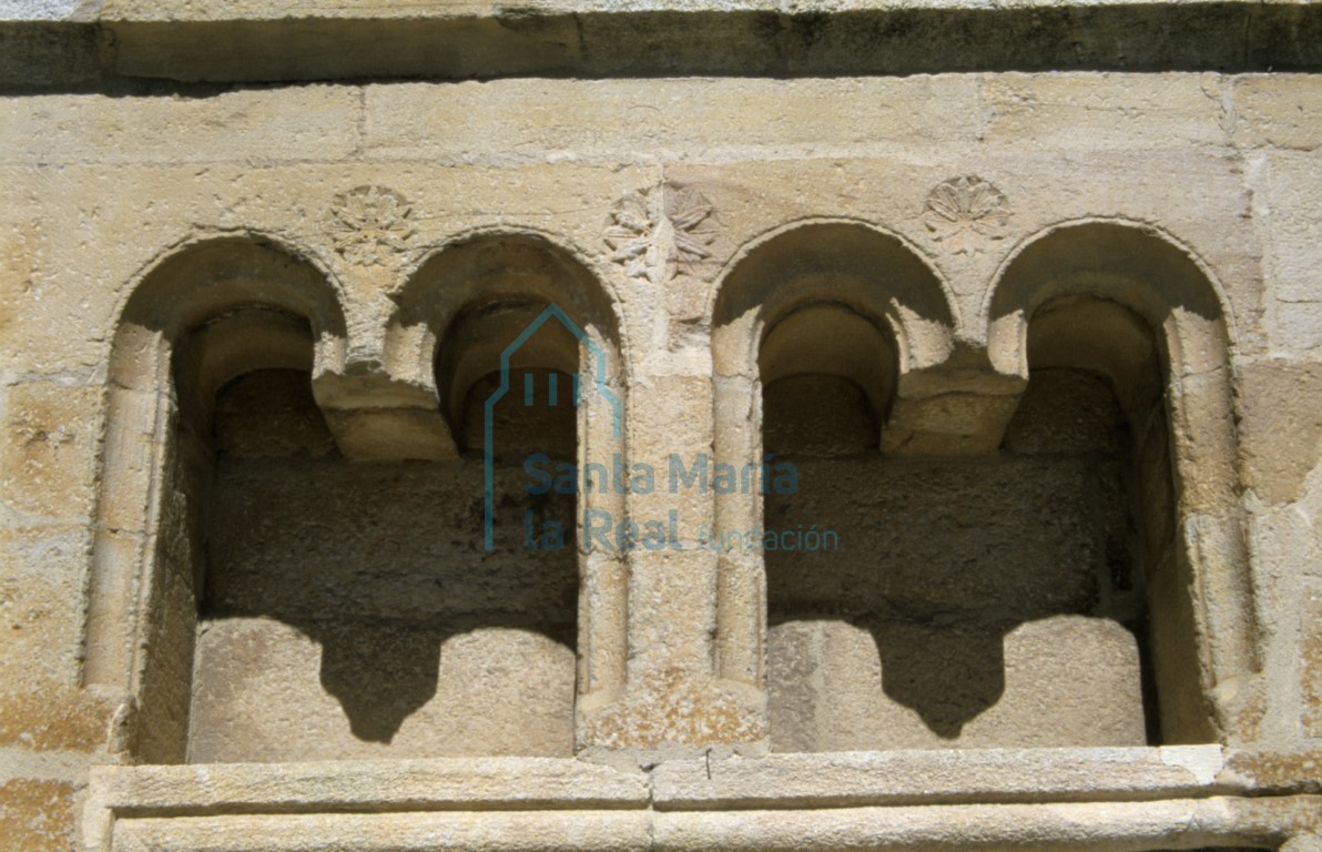 Lucillo sepulcral a la derecha de la portada meridional compuesto por dos nichos dobles bajo arcos de medio punto y rosetas en las enjutas