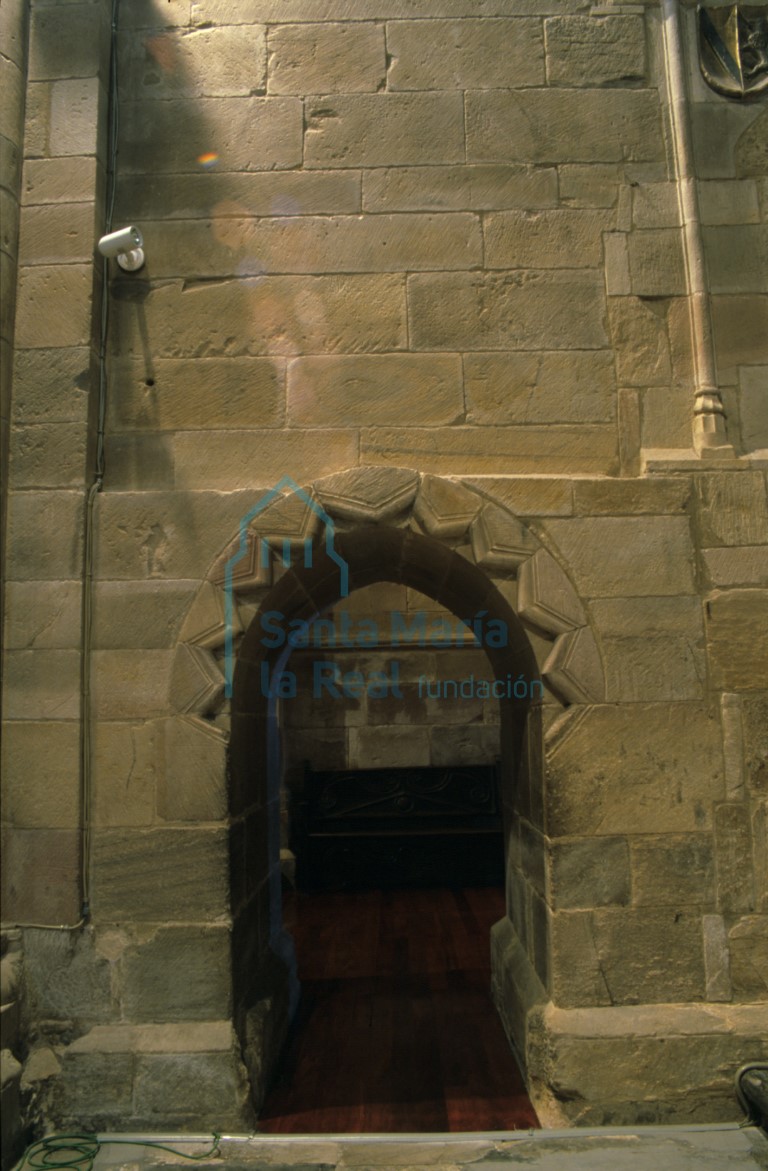 Pasadizo abovedado de paso entre las capillas, con arcos exornados por boceles quebrados en zigzag