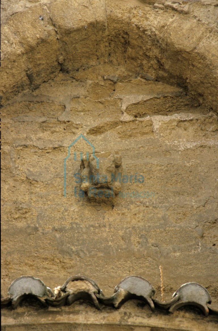 Detalle decorativo en la cara este del exterior de la torre sobre la cabecera de una de las naves laterales Detalle decorativo en la cara este del exterior de la torre sobre la cabecera de una de las naves laterales