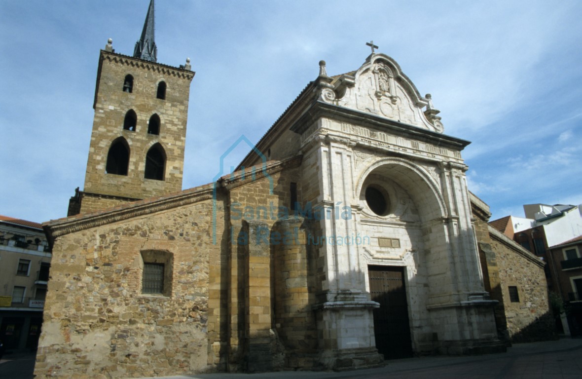 Vista de la fachada occidental de la iglesia