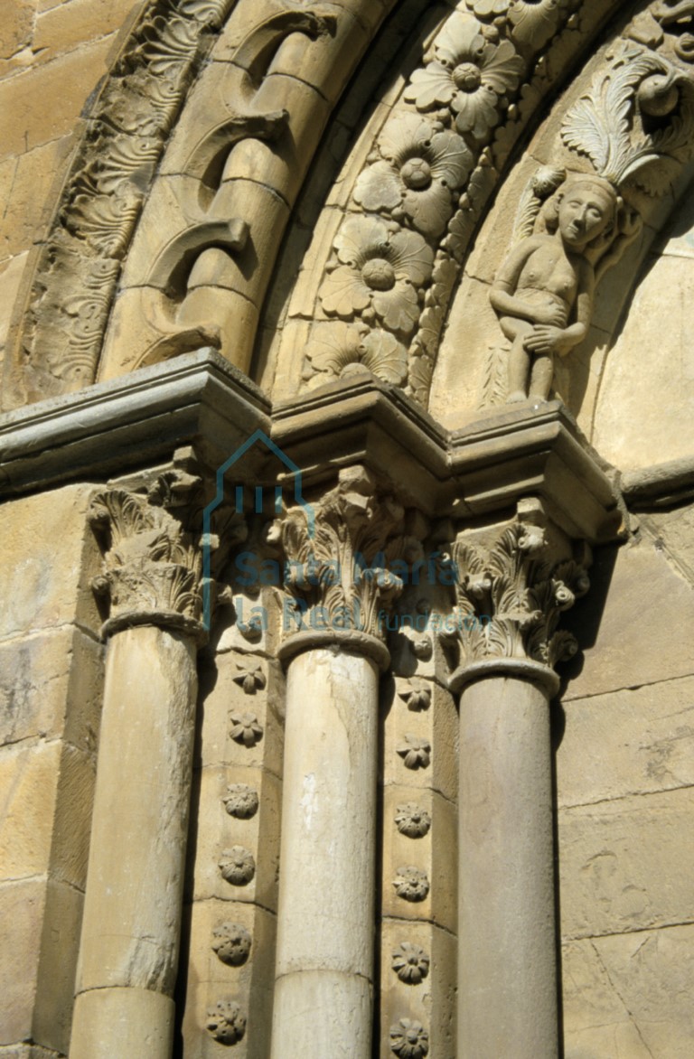 Detalle de la jamba izquierda de la portada meridional del transepto