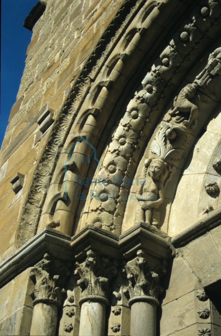 Detalle de los capiteles de la jamba izquierda de la portada meridional del transepto y arranque del arco