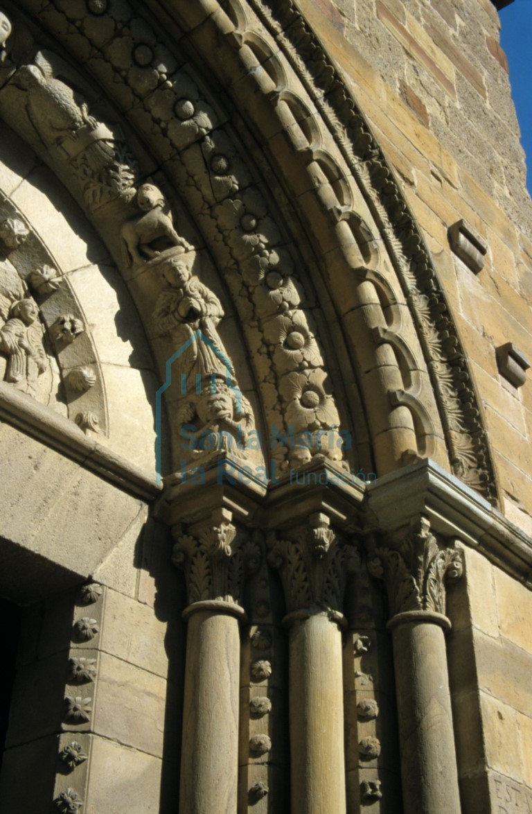 Detalle de la jamba izquierda de la portada meridional del transepto y arranque del arco