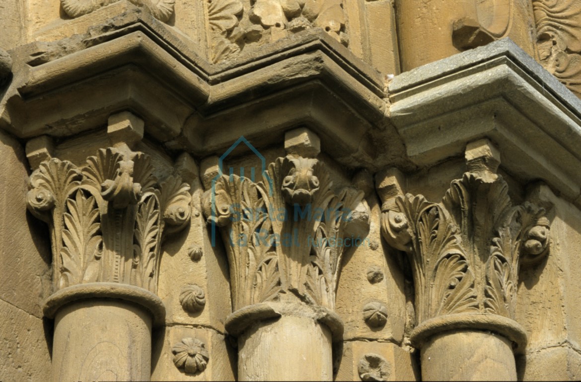 Detalle de los capiteles del lado derecho de la portada meridional del transepto. Decoración vegetal con hojas de acanto y palmetas