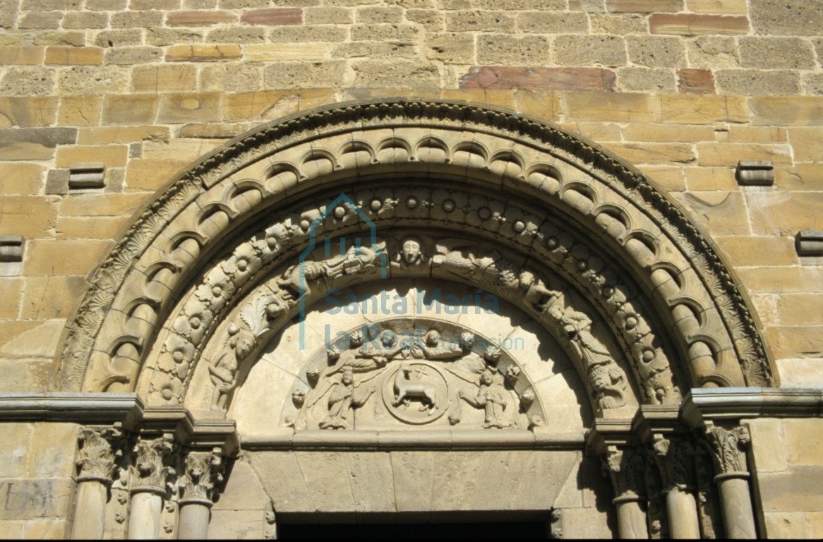 Vista del arco de la portada meridional del transepto