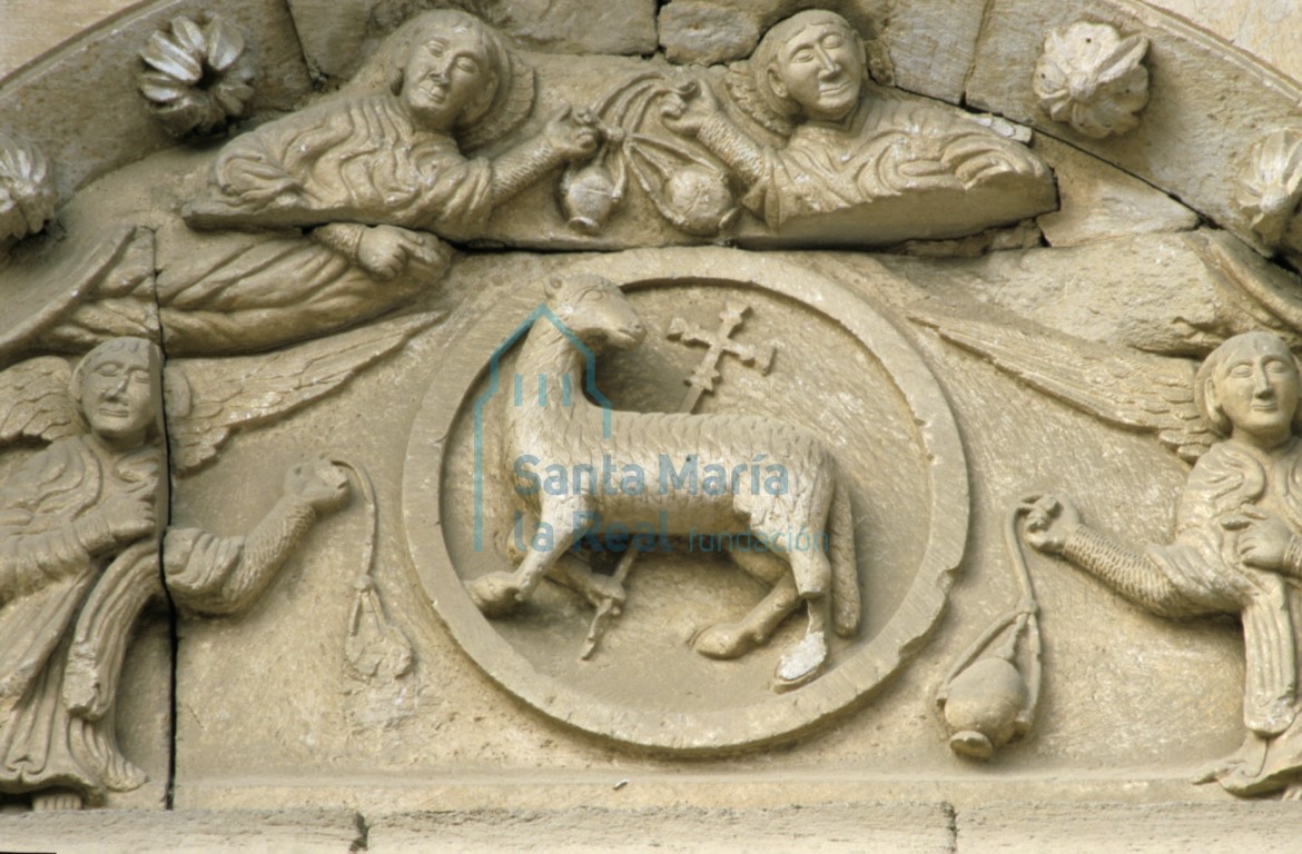 Detalle del Agnus Dei del tímpano de la portada meridional del transepto