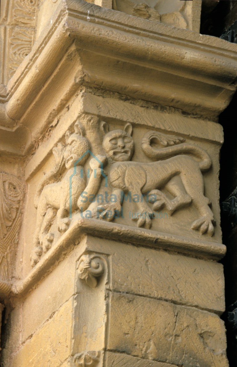 Capitel de la jamba izquierda de la portada septentrional del transepto. Leones afrontados