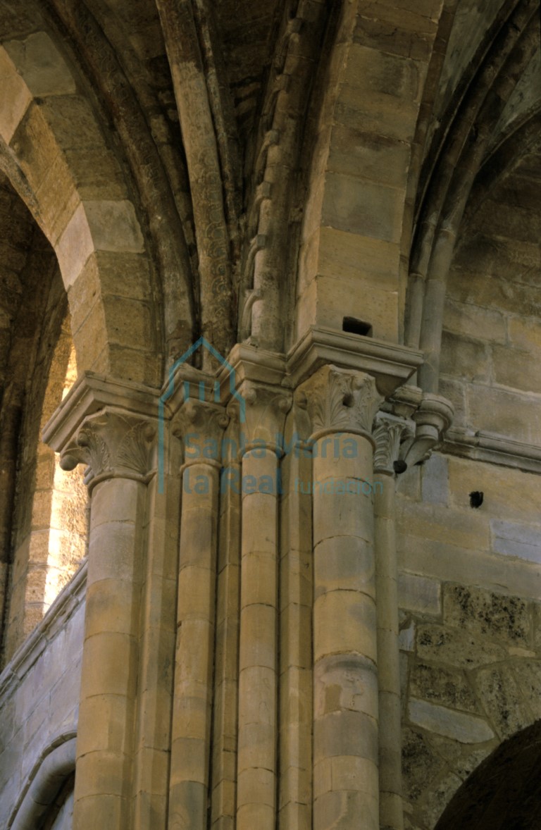 Detalle de un pilar junto a la cabecera