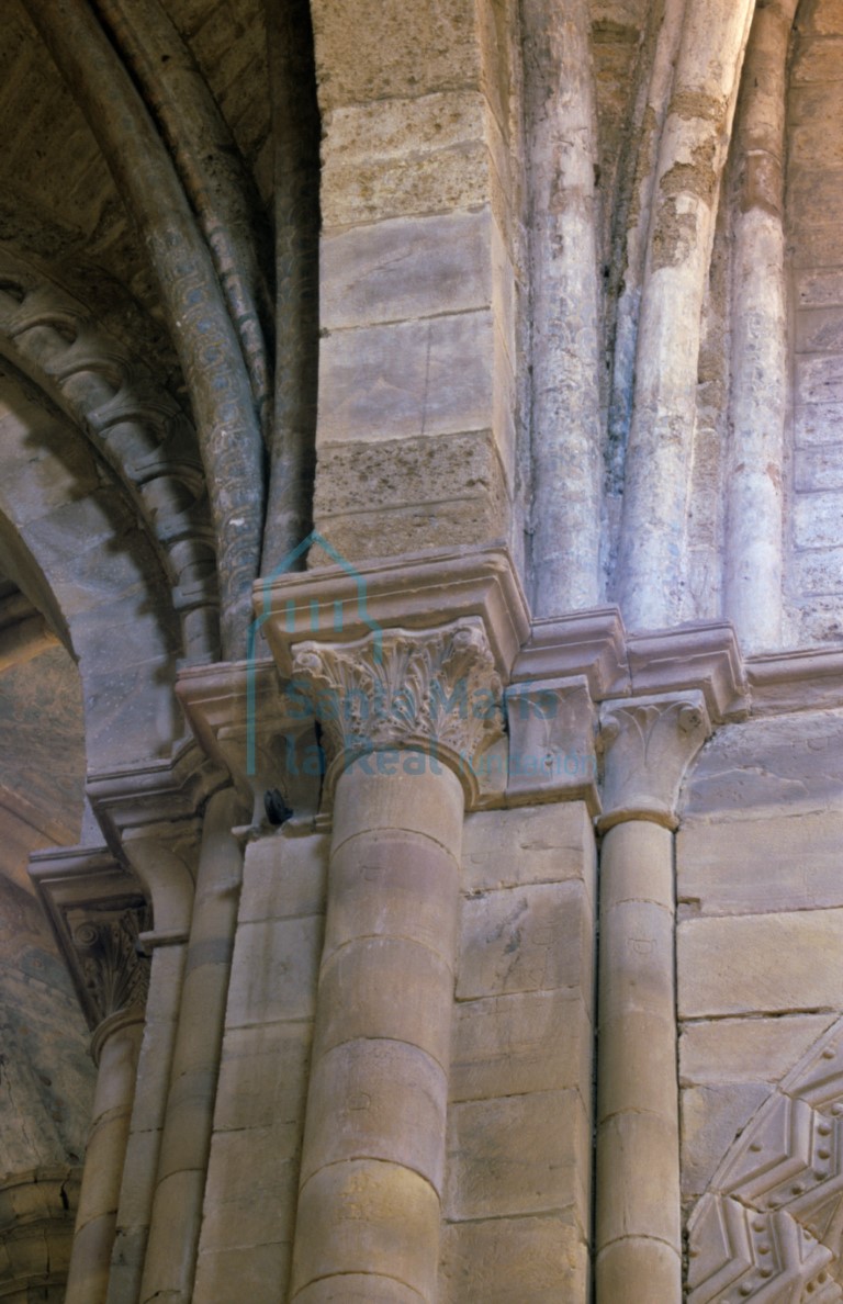 Detalle de un pilar junto a la cabecera