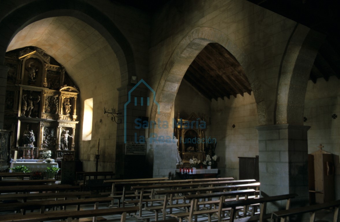 Vista del interior de la iglesia hacia la nave meridional