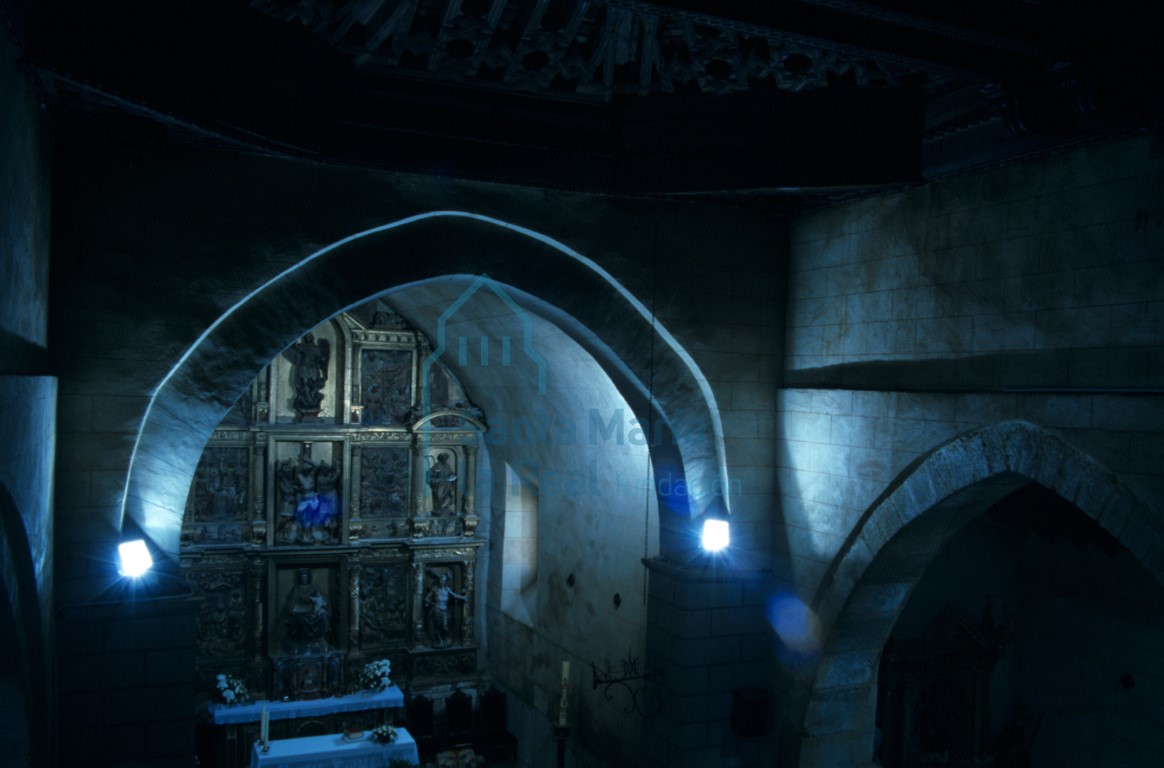 Vista del interior de la iglesia hacia la cabecera