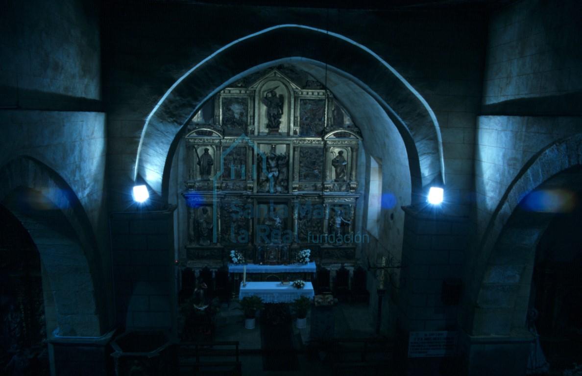 Vista del interior de la iglesia hacia la cabecera