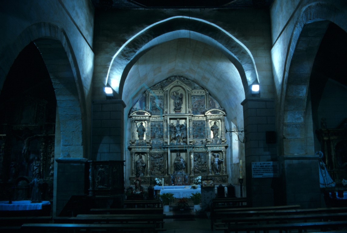 Vista del interior de la iglesia hacia la cabecera