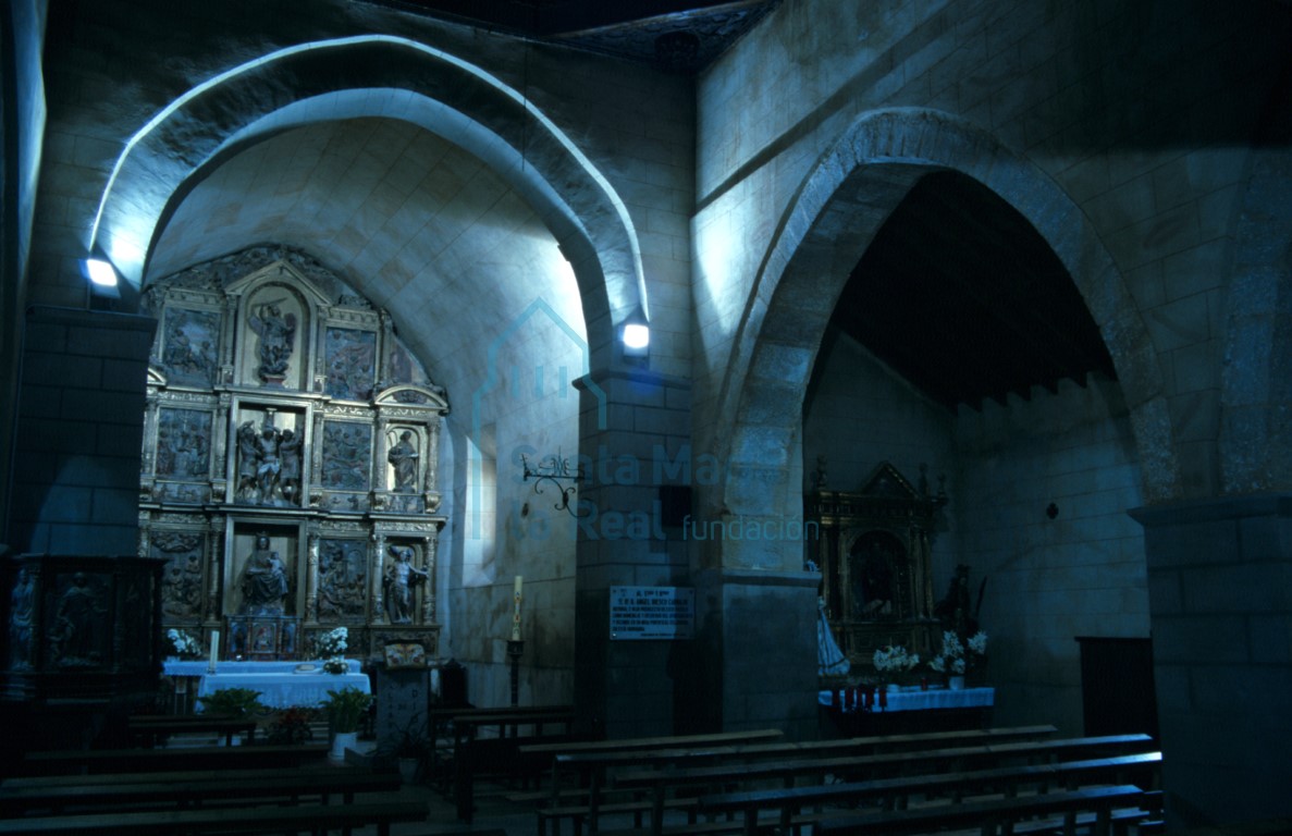 Vista del interior de la iglesia hacia la nave meridional