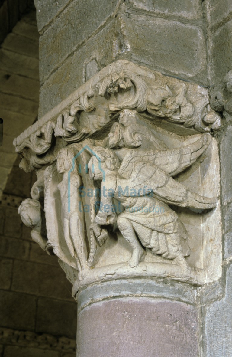 Detalle de un ángel del capitel del arco triunfal