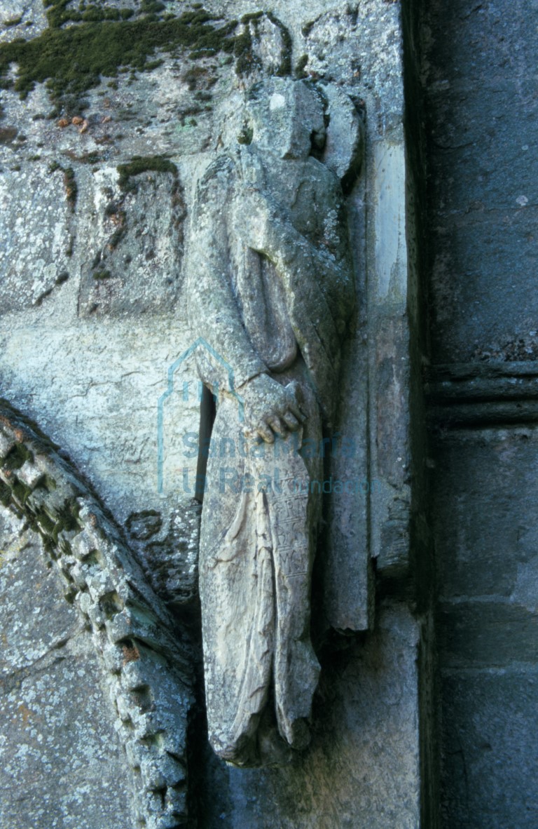 Figura de Judas Tadeo en la portada del brazo norte del transepto