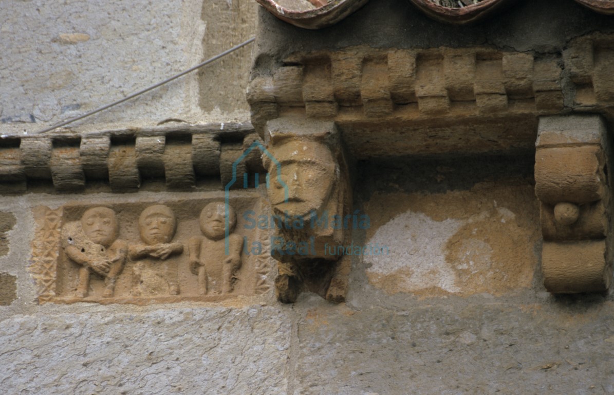 Relieve figurado con tres personajes junto al alero del brazo norte del transepto