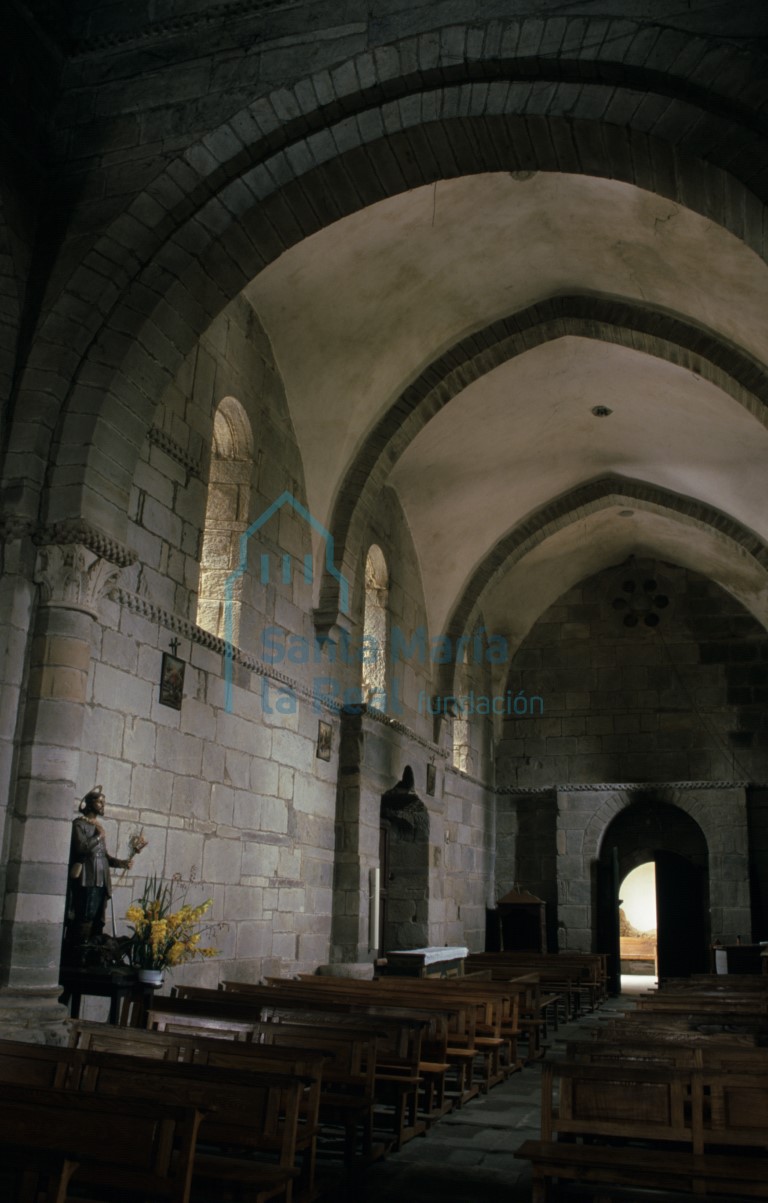 Vista del interior de la iglesia hacia los pies