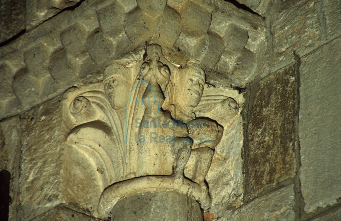 Capitel del interior del brazo sur del transepto