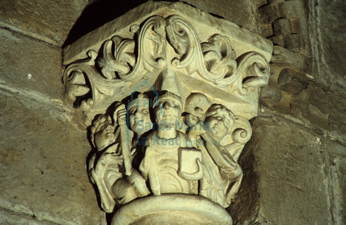 Capitel de la ventana absidal. El rey David rodeado de dos músicos